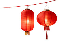 红灯笼悬挂于白色背景