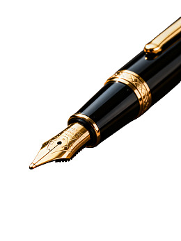 黑色笔身金色笔尖的钢笔特写