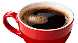红色杯中盛放的黑咖啡