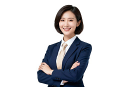 商务女性身着正装微笑站立
