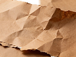 褶皱棕色纸张特写图片