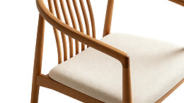 简约木质扶手椅特写图片