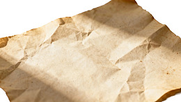 褶皱泛黄纸张特写图片