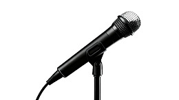 黑色麦克风静置于白色背景