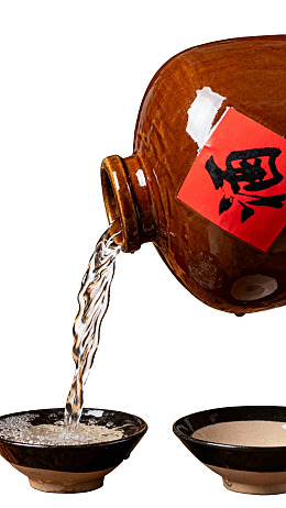 陶罐倒酒入碗图片