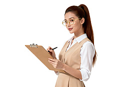 戴眼镜女子手持剪贴板书写