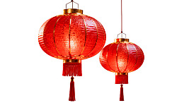 两盏红色中式灯笼悬挂