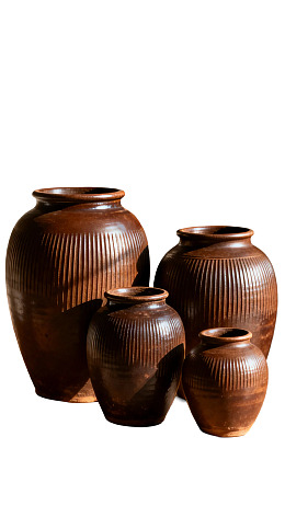 四件棕色陶罐排列展示