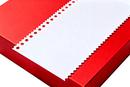 红色礼盒配空白纸条图片