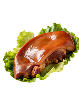 卤制猪耳朵置于生菜之上