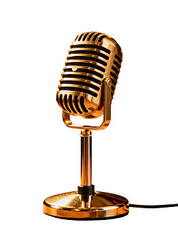 金色复古麦克风静置于白色背景