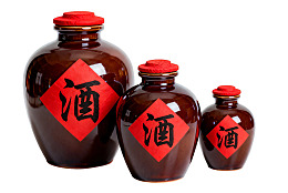 三瓶酒坛排列展示图片