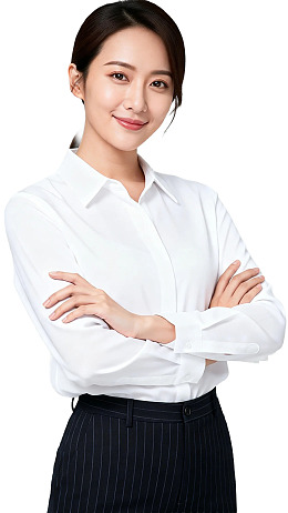 职业女性身着白衬衫与条纹裤