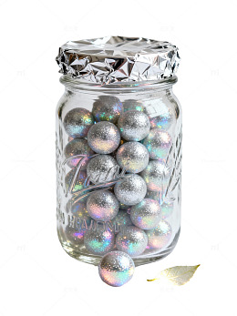 银色珠光球与叶片