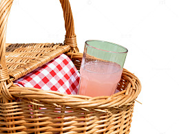 野餐篮与格子布