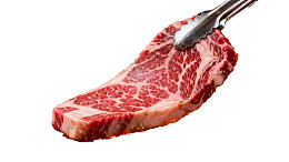 金属钳夹持生牛肉切片