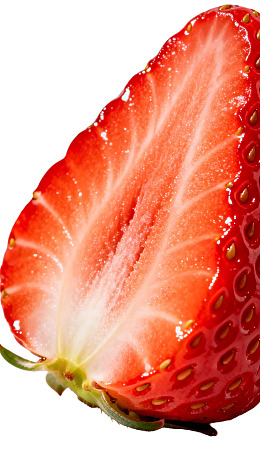 切开的鲜红草莓特写图片