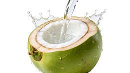 椰子注入清水溅起水花