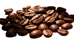 一堆深褐色咖啡豆特写