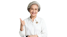 老年女性竖大拇指微笑