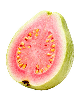 切开的番石榴展示粉嫩果肉