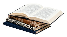 多本书籍堆叠开本展示