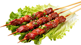 三串烤肉置于生菜之上
