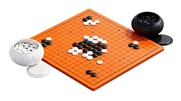 围棋棋盘与黑白棋子摆放在桌面上