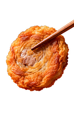 金黄酥脆炸物用筷子夹起