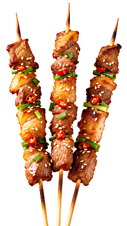 三串撒有芝麻和葱花的烤肉串