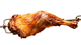 烤制羊腿置于旋转烤架