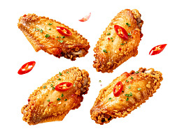金黄酥脆炸鸡翅配红椒