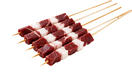 五串生牛肉串准备烧烤