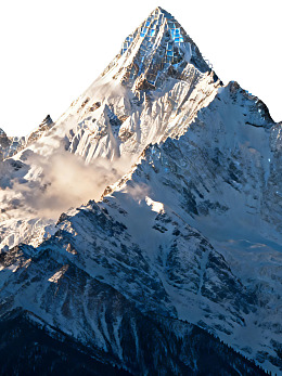 雪山峰顶云雾缭绕图片