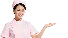 身穿粉色护士服的微笑女性