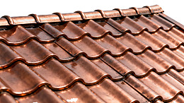 铜色瓦片屋顶特写图片