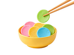 彩色面片盛于黄色碗中