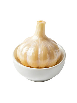 一颗大蒜置于白色小碗中