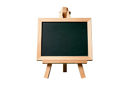 木质画架上的空白黑板