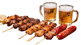 烤串与啤酒的美味组合