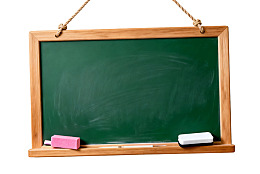 悬挂式木质边框黑板配粉白擦