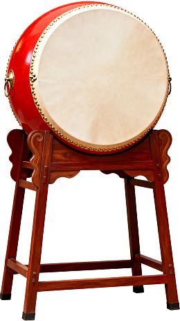 红色大鼓置于木质支架上