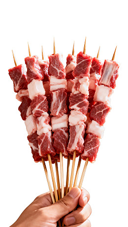 手握多串新鲜生肉串图片