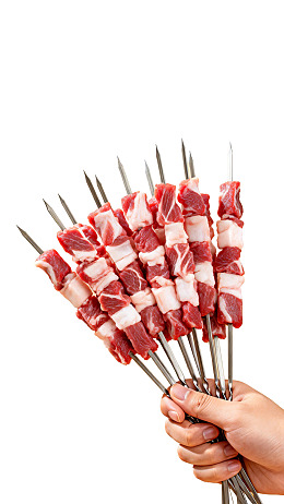 手握多串生肉烤串图片