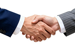 商务人士握手合作图片