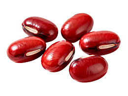 六颗红色赤豆特写图片