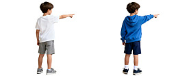 两名男孩背对指向前方