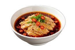 白碗盛放红油鸡片配辣椒葱花