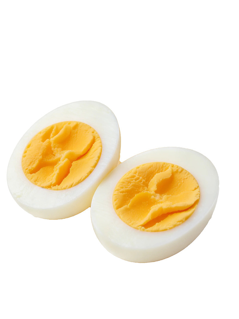 切开的煮鸡蛋特写图片