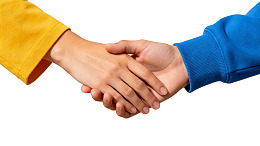 双手紧握象征友谊与合作